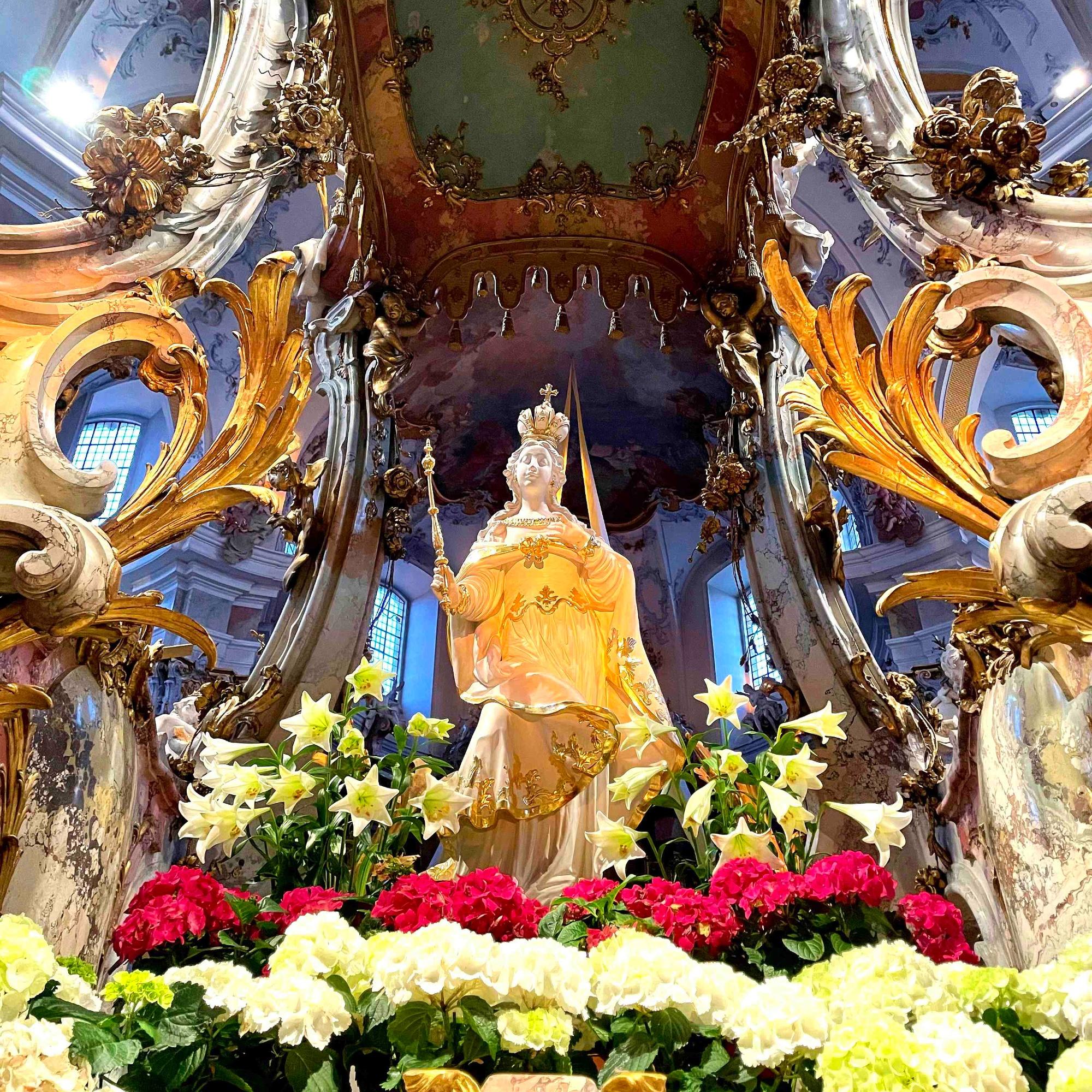 Die Mai-Madonna im Gnadenaltar.